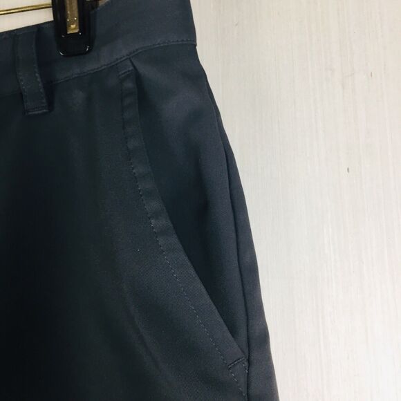 IZOD GOLF Men's Dark Gray Chino Flat Front Athletic Casual Light Shorts Size 32 - Picture 2 of 10